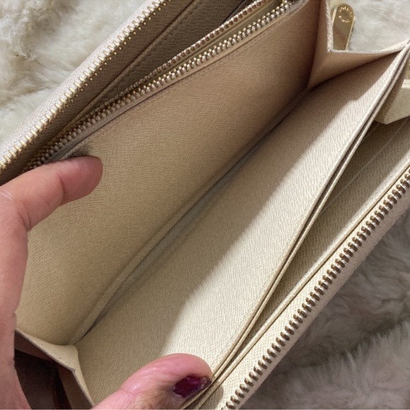 Louis Vuitton Axur zippy wallet luxury item - Picture 5 of 10